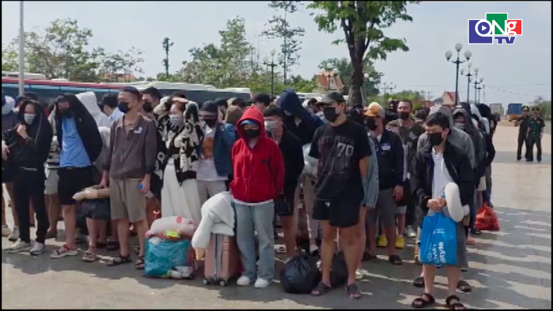 Tiếp nhận 344 c&ocirc;ng d&acirc;n Việt Nam từ ph&iacute;a Campuchia b&agrave;n giao 