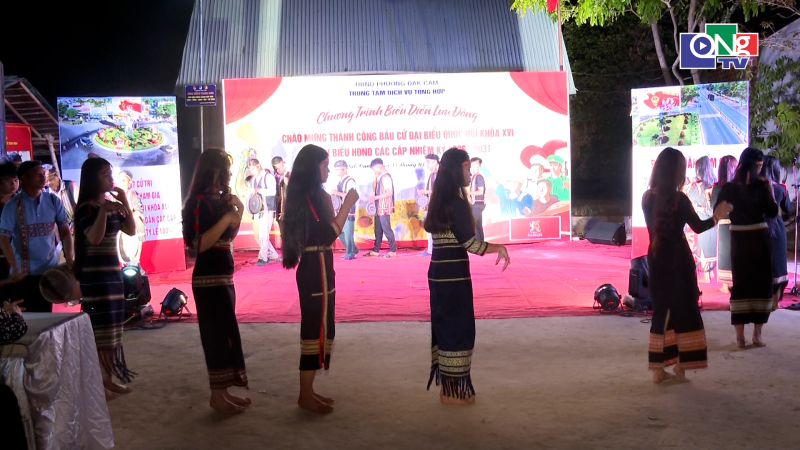 Văn nghệ ch&agrave;o mừng th&agrave;nh c&ocirc;ng cuộc bầu cử 