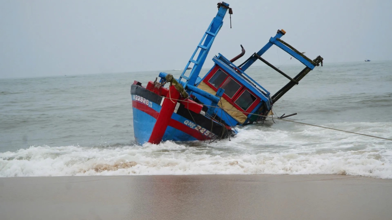 Quảng Ng&atilde;i nghi&ecirc;n cứu dự &aacute;n đ&ecirc; chắn c&aacute;t tại Cửa Lở