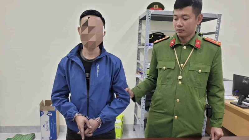 Bắt quả tang thanh ni&ecirc;n mang theo vũ kh&iacute; trong người