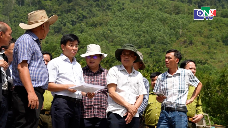 Ph&oacute; Chủ tịch UBND tỉnh kiểm tra nguồn vật liệu v&agrave; tiến độ thi c&ocirc;ng c&aacute;c c&ocirc;ng tr&igrave;nh