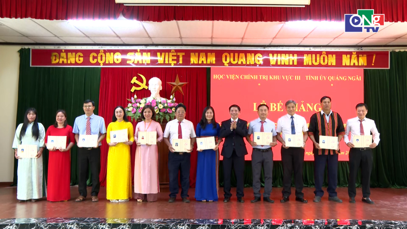 Bế giảng lớp cao cấp l&yacute; luận ch&iacute;nh trị hệ kh&ocirc;ng tập trung kho&aacute; học 2024-2026