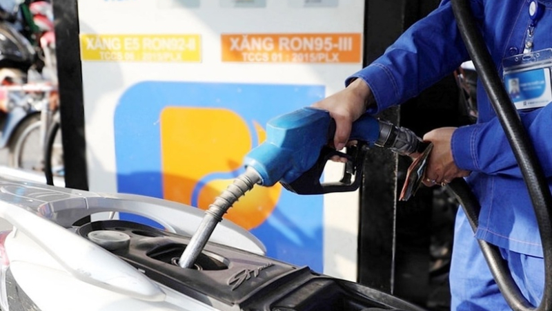 Gi&aacute; xăng tăng hơn 5.100 đồng 