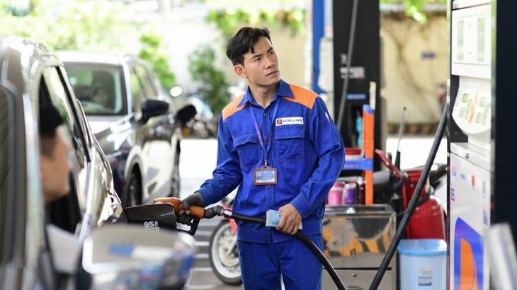 Ngăn bu&ocirc;n lậu, xử nghi&ecirc;m vi phạm về gi&aacute; trong kinh doanh xăng dầu 