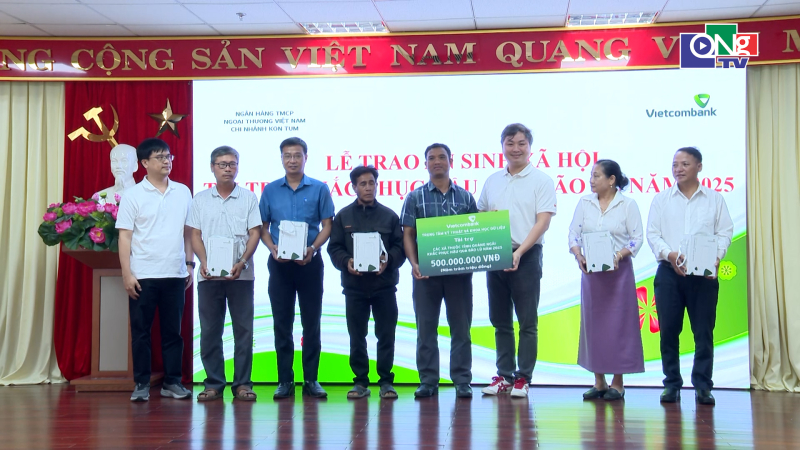 Vietcombank Kon Tum trao hỗ trợ khắc phục hậu quả b&atilde;o lũ 