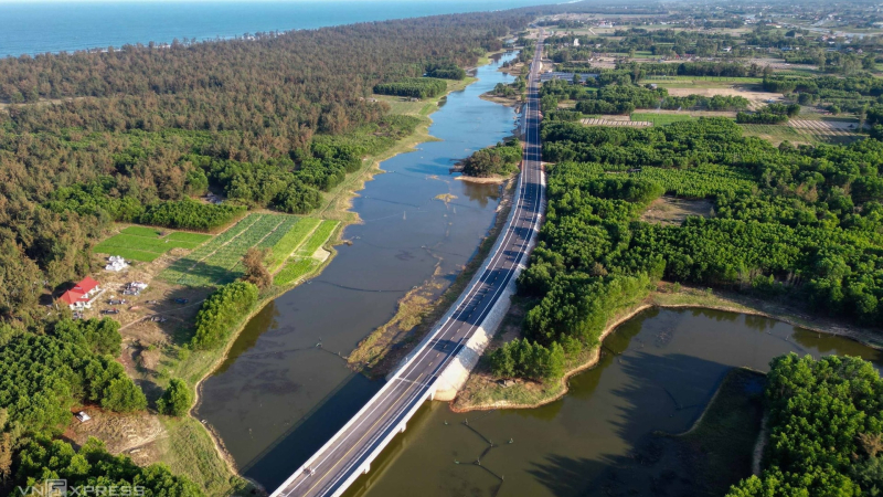 Tuyến đường ven biển Quảng Ng&atilde;i dần ho&agrave;n thiện, tạo động lực ph&aacute;t triển