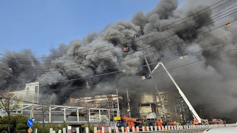 Ch&aacute;y nh&agrave; m&aacute;y phụ t&ugrave;ng &ocirc; t&ocirc; ở H&agrave;n Quốc