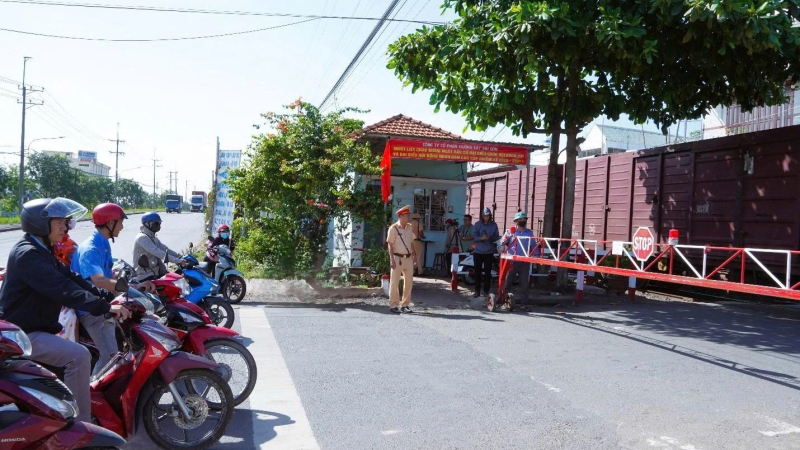 Vượt r&agrave;o chắn đường sắt bị phạt bao nhi&ecirc;u tiền?