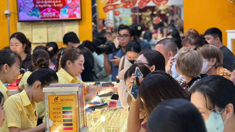 Tuần qua gi&aacute; v&agrave;ng trong nước "bốc hơi" 10 triệu đồng/lượng