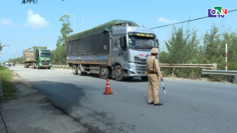 Tăng cường xử l&yacute; xe vi phạm tải trọng tại Khu kinh tế Dung Quất