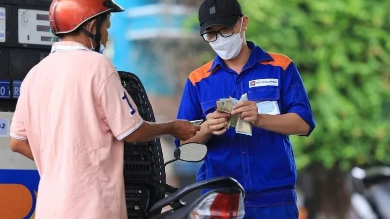 Bộ Ch&iacute;nh trị y&ecirc;u cầu bảo đảm nguồn cung, ổn định gi&aacute; xăng dầu 