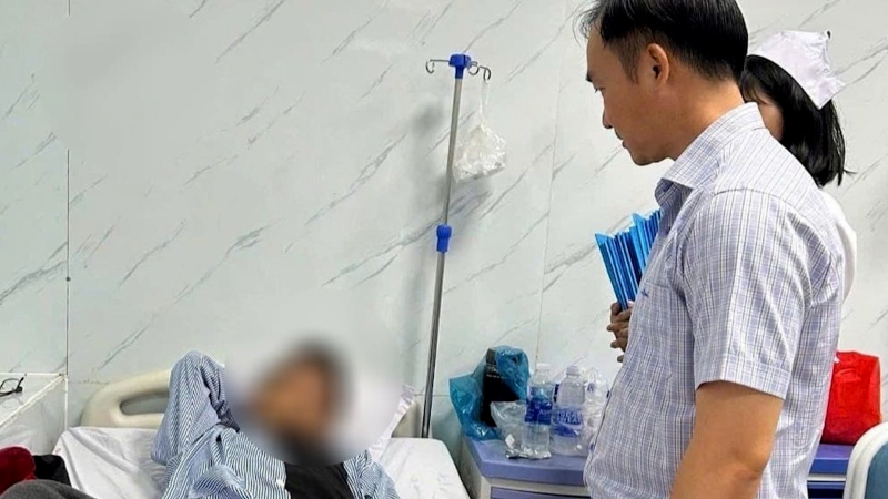 Nhiều trường hợp nghi ngộ độc thực phẩm sau khi ăn b&aacute;nh m&igrave; ở Quảng Ng&atilde;i