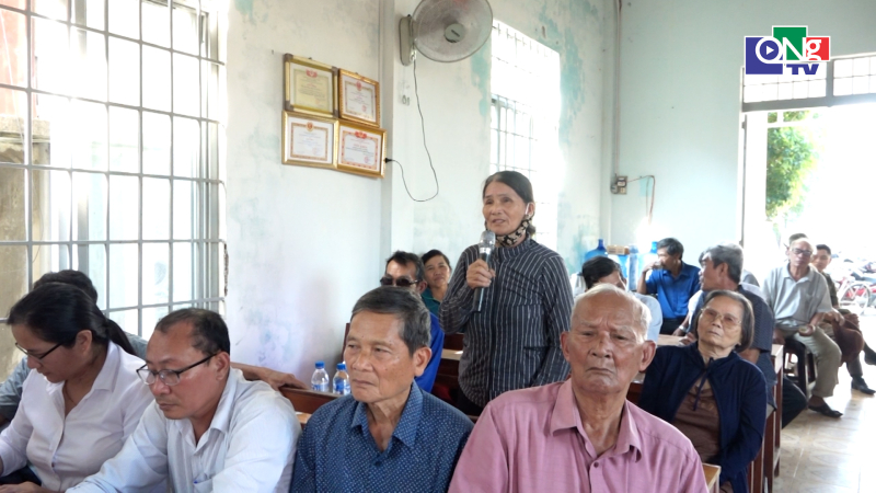 B&iacute; thư Đảng ủy x&atilde; M&ocirc;̣ Đức đối thoại với người d&acirc;n