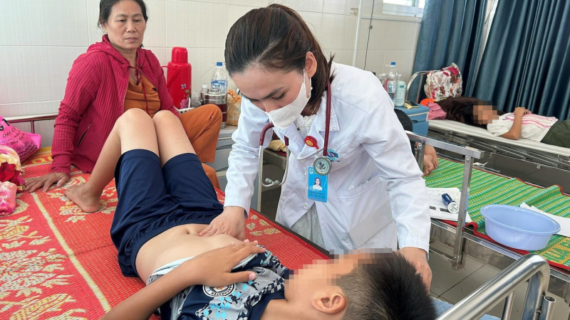 Bộ Y tế v&agrave;o cuộc vụ 19 người nghi ngộ độc sau khi ăn b&aacute;nh m&igrave; ở Quảng Ng&atilde;i