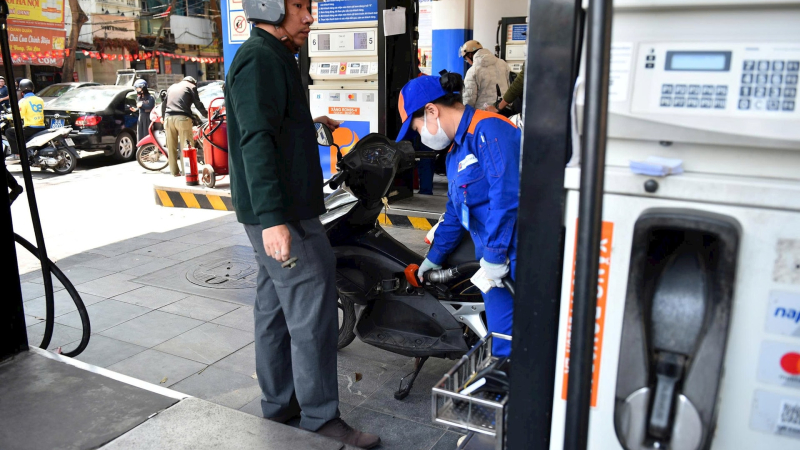 Bộ T&agrave;i ch&iacute;nh đề xuất giảm thuế bảo vệ m&ocirc;i trường với xăng, dầu 