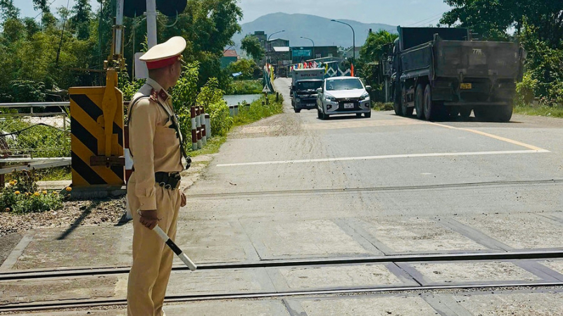 Cảnh b&aacute;o từ r&agrave;o chắn đường ngang
