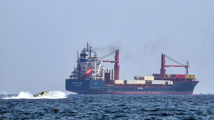 Iran cho ph&eacute;p 't&agrave;u kh&ocirc;ng th&ugrave; địch' đi qua eo biển Hormuz