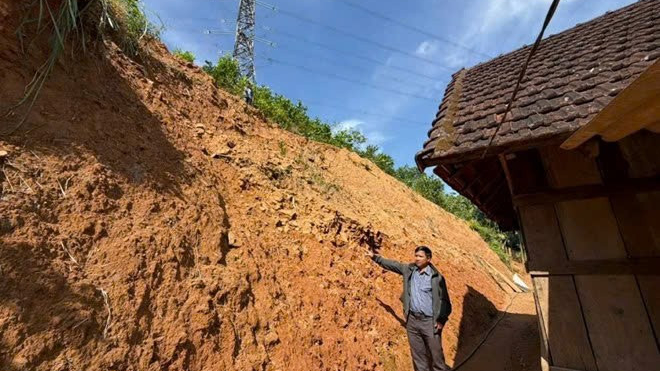 Hơn chục ng&agrave;n khối đất đ&aacute; 'treo' lơ lửng tr&ecirc;n khu d&acirc;n cư