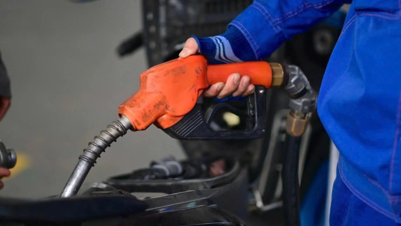 Gi&aacute; xăng giảm hơn 5.600 đồng một l&iacute;t
