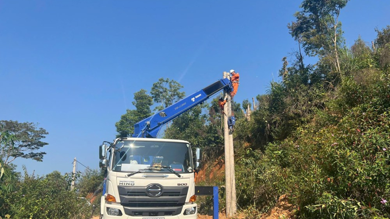 Nỗ lực đưa điện lưới về v&ugrave;ng kh&oacute; Tu Th&ocirc;n 
