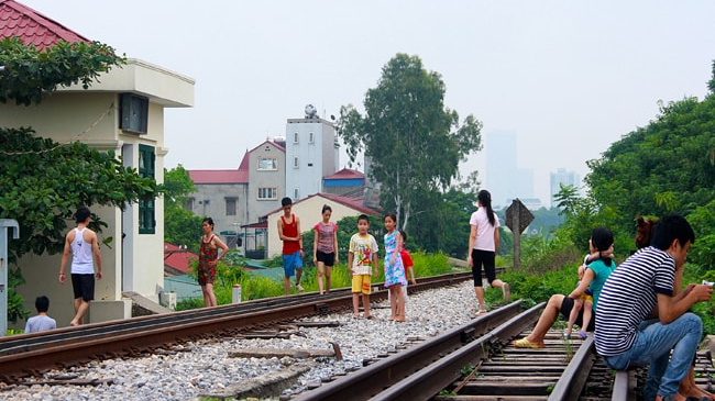 Đi, đứng, nằm, ngồi tr&ecirc;n đường sắt c&oacute; thể bị phạt