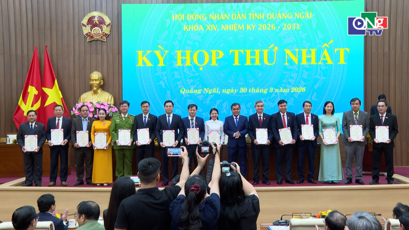 Trao giấy chứng nhận đại biểu HĐND tỉnh kh&oacute;a XIV