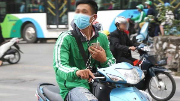 Sử dụng tai nghe khi l&aacute;i xe m&aacute;y c&oacute; thể bị phạt đến 1 triệu đồng