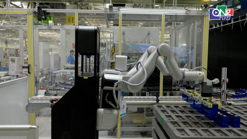 Robot h&igrave;nh người trong d&acirc;y chuyền sản xuất &ocirc; t&ocirc; ở Trung Quốc 