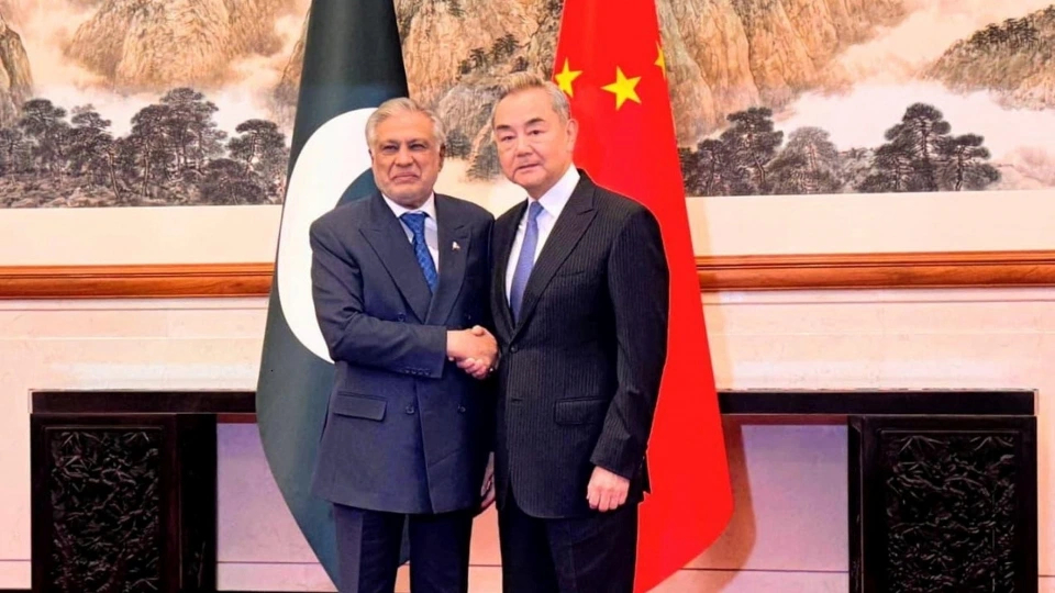 Phó Thủ tướng kiêm Ngoại trưởng Pakistan Mohammad Ishaq Dar gặp Ngoại trưởng Trung Quốc Vương Nghị tại Bắc Kinh ngày 31/3/2026. Ảnh: Cục Thông tin Báo chí Pakistan/Reuters