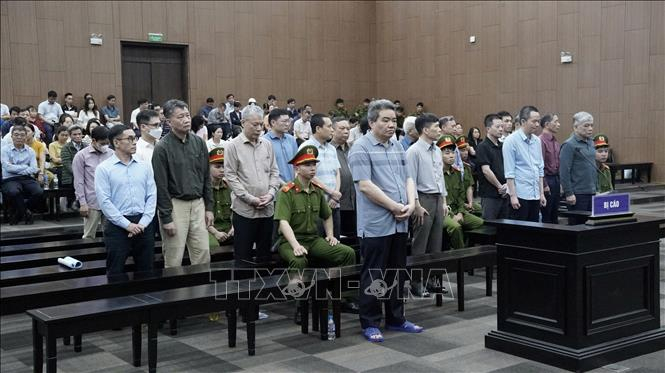 Các bị cáo tại phiên tòa sáng 1/4/2026. 