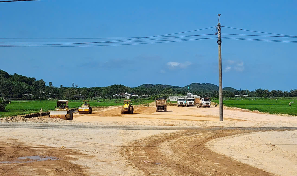 Công trường dự án đường Hoàng Sa - Dốc Sỏi nhiều vị trí vắng thiết bị, nhân công làm việc.
