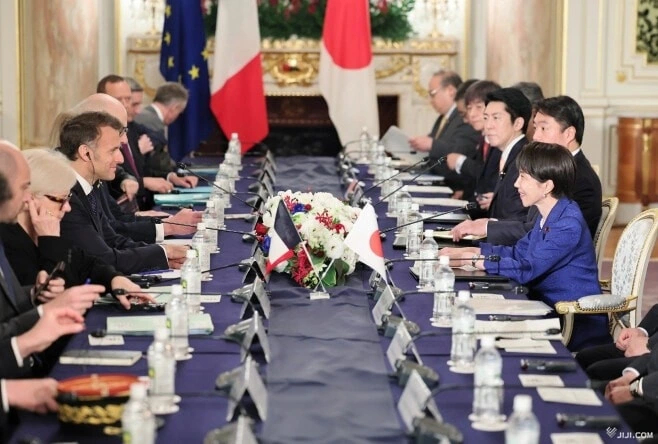 Hội đàm thượng đỉnh Nhật - Pháp tối 1/4. Ảnh: Jiji Press