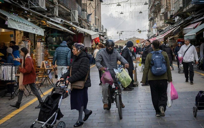 Người mua sắm chuẩn bị cho Lễ Vượt qua tại chợ Mahane Yehuda ở Jerusalem, ngày 30/3. (Ảnh: The Times of Israel)