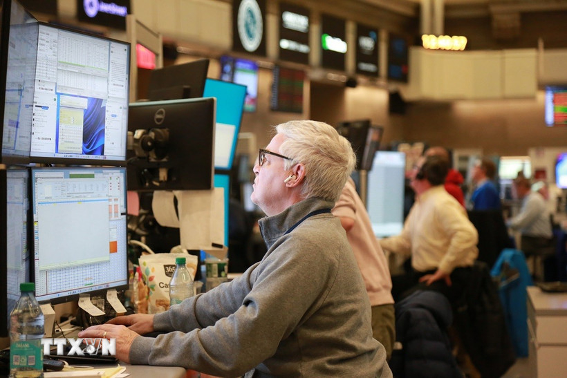 Hoạt động tại sàn giao dịch chứng khoán New York, Mỹ. Ảnh: TTXVN