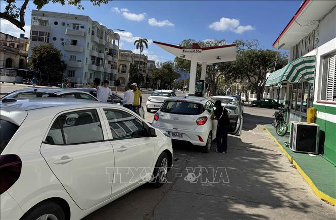 Xếp hàng chờ đến lượt đổ xăng ở một trạm nhiên liệu ở thủ đô La Habana (Cuba). Ảnh: Việt Hùng/TTXVN