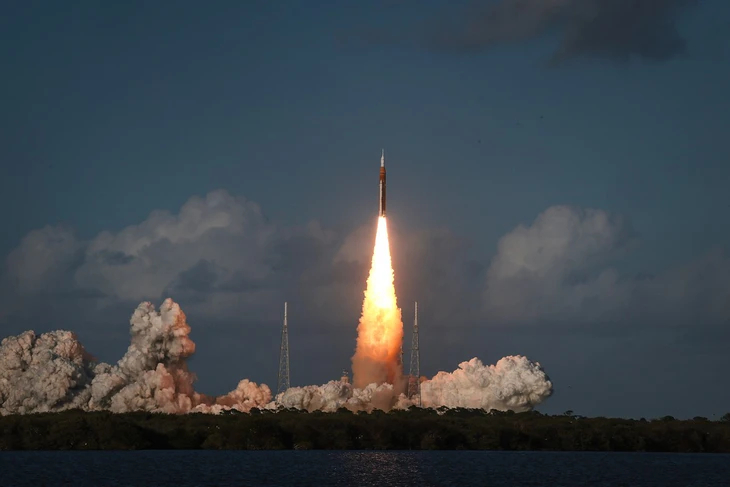 Tên lửa SLS trong sứ mệnh Artemis II của NASA, mang theo tàu vũ trụ Orion, rời bệ phóng tại Trung tâm Vũ trụ Kennedy ở bang Florida, Mỹ ngày 1-4 theo giờ địa phương. Ảnh: AFP