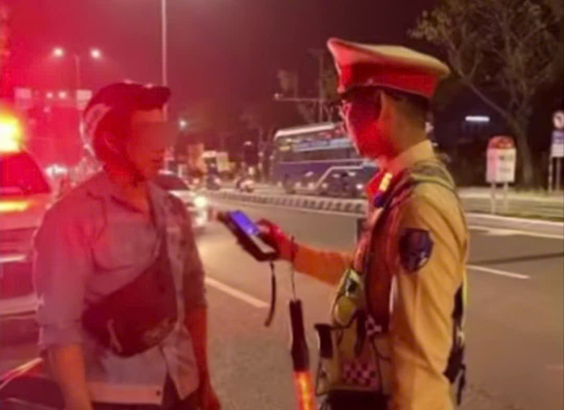 Lực lượng Cảnh sát giao thông kiểm tra nồng độ cồn với trường hợp lái xe máy ngày 1/4. Ảnh: Cục Cảnh sát giao thông