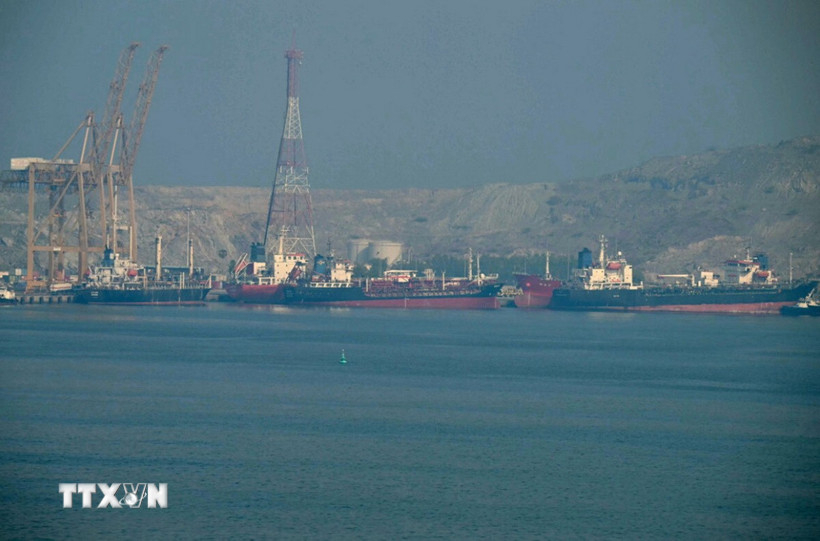 Tàu chở dầu tại cảng container Khor Fakkan, cảng nước sâu ở ngoài khơi thành phố Sharjah, Các Tiểu vương quốc Arab thống nhất, dọc eo biển Hormuz. Ảnh: TTXVN