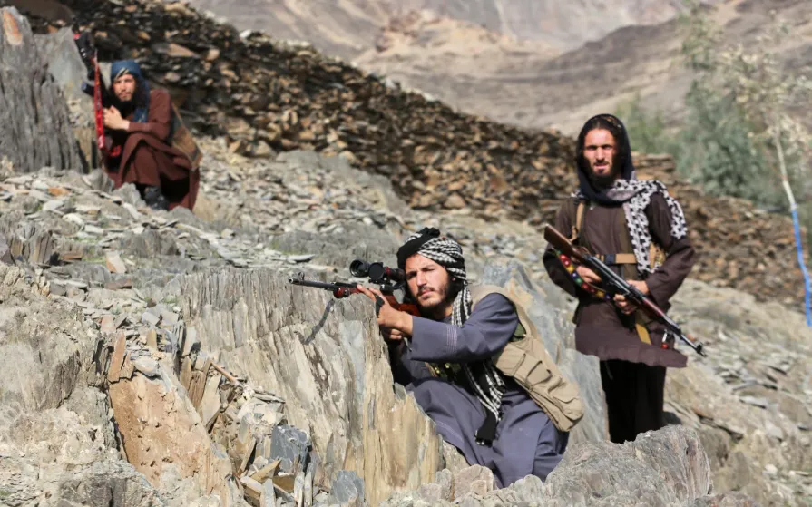 Binh sĩ Taliban Afghanistan tại cửa khẩu biên giới Torkham giáp với Pakistan. Ảnh: AP