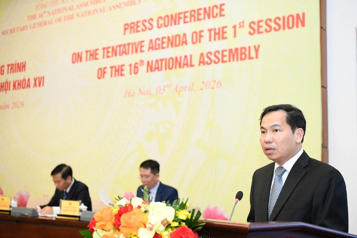 Ông Lê Quang Mạnh, Tổng Thư ký Quốc hội, Chủ nhiệm Văn phòng Quốc hội, phát biểu mở đầu buổi họp báo. Ảnh: Như Ý