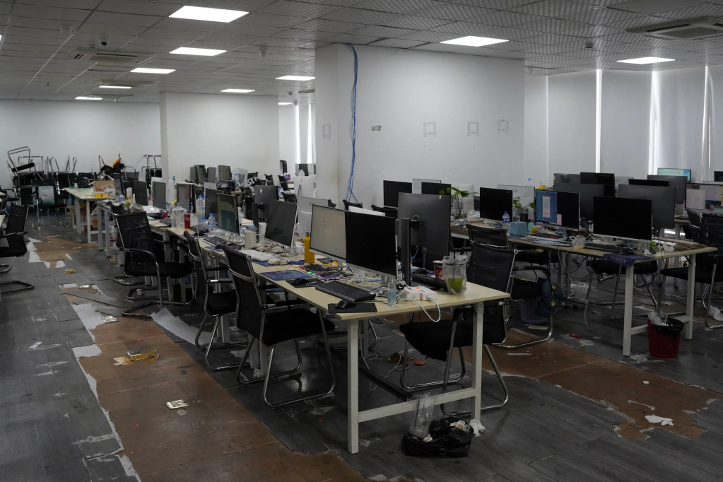 Máy tính bị cảnh sát Campuchia thu giữ trong một chiến dịch trấn áp lừa đảo trực tuyến tại một khách sạn ở Phnom Penh ngày 11/3/2026. Ảnh: REUTERS