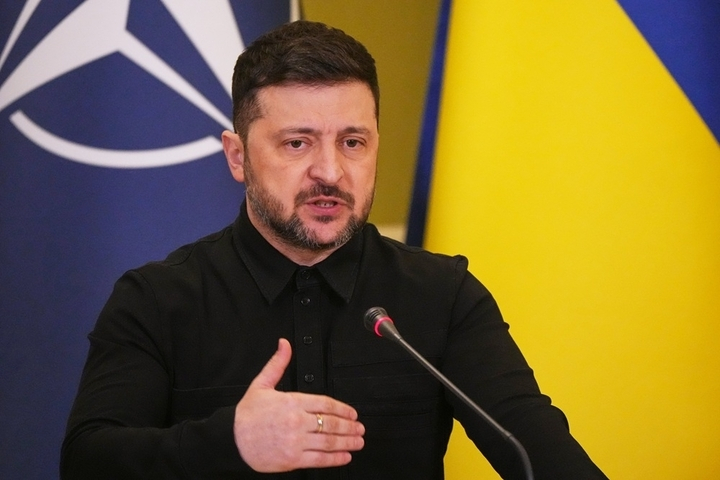 Tổng thống Ukraine Volodymyr Zelensky phát biểu trước báo giới. Ảnh: AP