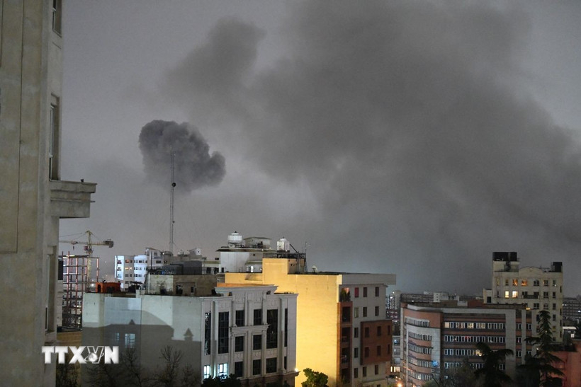 Khói bốc lên sau vụ tấn công tại Tehran, Iran, ngày 28/3/2026. Ảnh: TTXVN