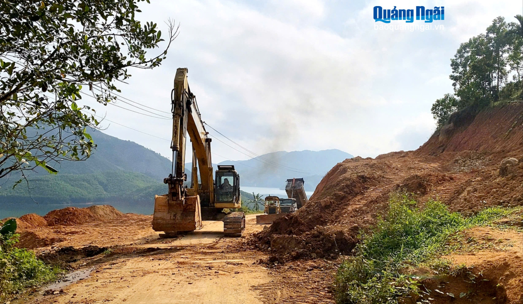 Thi công, giải ngân dự án Tỉnh lộ 676 qua địa bàn 2 xã Măng Đen, Măng Bút gặp nhiều khó khăn, vướng mắc, dẫn đến tiến độ bị chậm. 