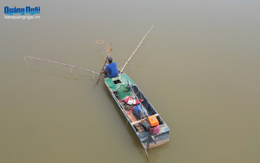 Nhiều người dân điều khiển thuyền nhỏ, mang theo thiết bị kích điện để bắt cá.