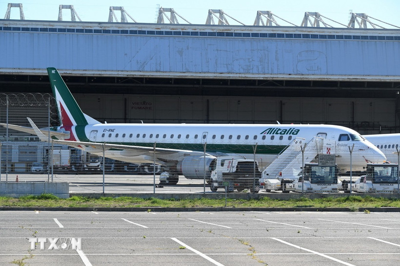 Máy bay của Hãng hàng không quốc gia Italy Alitalia tại sân bay Fiumicimo, Rome. (Ảnh: TTXVN
