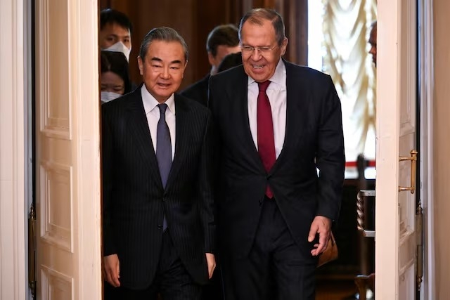 Bộ trưởng Ngoại giao Trung Quốc Vương Nghị (trái) và Ngoại trưởng Nga Sergey Lavrov. Ảnh minh họa: Reuters