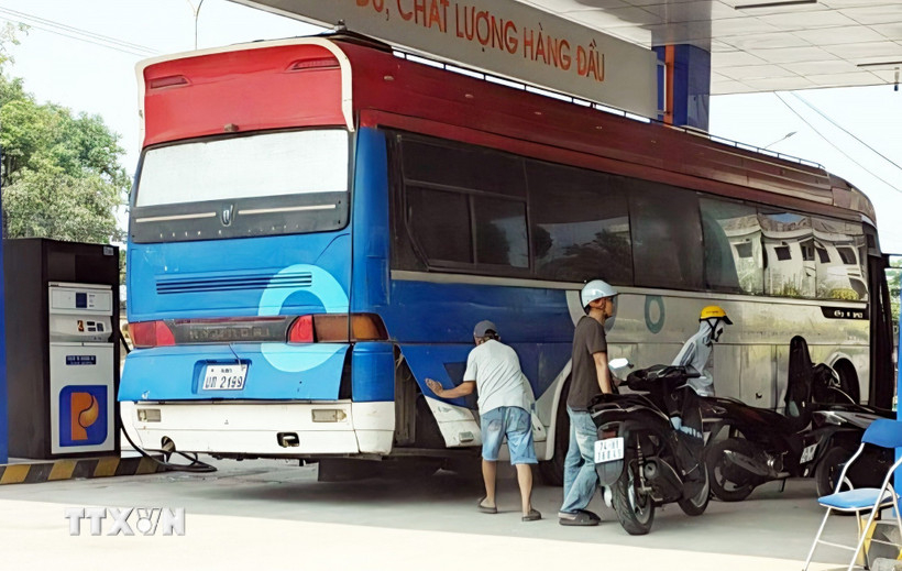 Một số xe tải cất các can dầu, chứa hàng chục lít, vào gầm xe trước khi làm thủ tục qua biên giới tại khu vực Cửa khẩu Quốc tế Lao Bảo (Quảng Trị). Ảnh: TTXVN