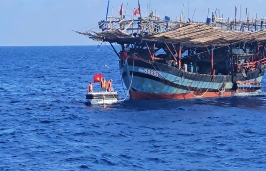  Cán bộ Tàu KN475 sử dụng cano tiếp cận tàu cá gặp nạn. Ảnh: nld.com.vn