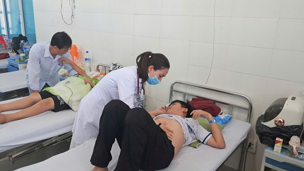 Bệnh nhân nhập viện tại Quảng Ngãi sau khi bị ngộ độc thực phẩm do bánh mì